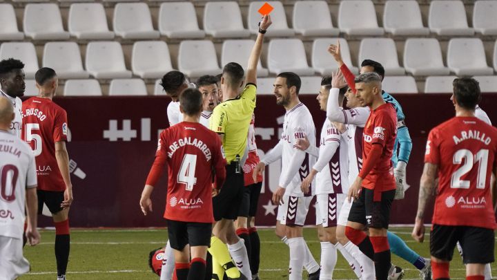 El Mallorca juega con fuego pero se consolida en el liderato