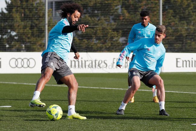 Marcelo y Antonio Blanco, con Marvin al fondo, en el entrenamiento del Real Madrid de este domingo.