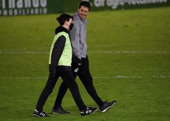 Aritz, su amigo Jaime y la camiseta de Pablo Torre