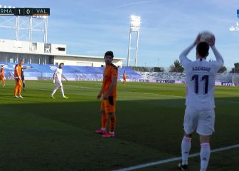 Si no es por Benzema la tángana estaba asegurada: el despiste de Asensio al sacar de banda