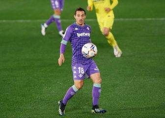 Guardado agarra la mano de Pellegrini tras su duelo cien