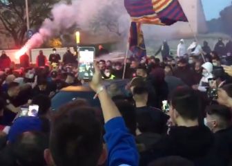 ¡Locura en el Camp Nou! Una marabunta de gente impidiendo a Koeman entrar con el coche