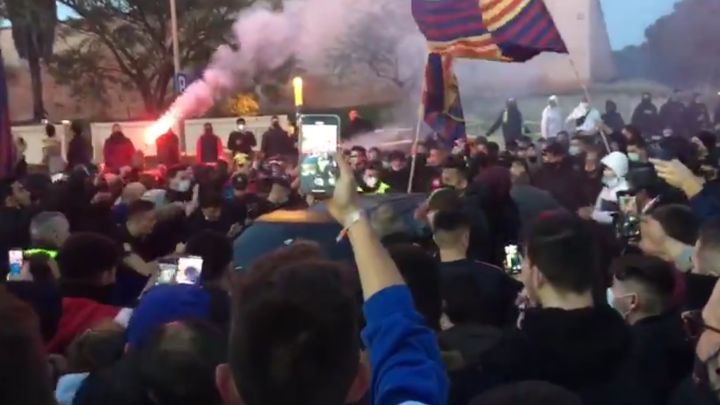 ¡Locura en el Camp Nou! Una marabunta de gente impidiendo a Koeman entrar con el coche
