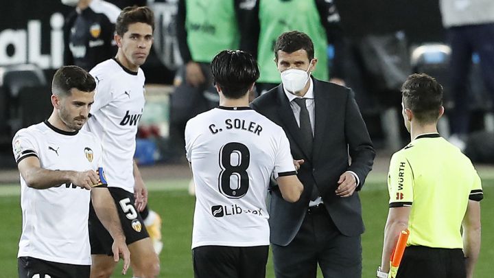 Gabriel Paulista, Gayà, Carlos Soler y Javi Gracia, en un partido del Valencia.
