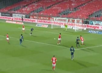 No le comparan con Benzema por nada: Depay se inventa esto solo delante de la portería