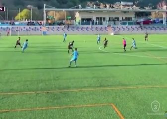 Ha vuelto loco a Twitter: zancadilla del árbitro, el rival marca y además se lleva la roja