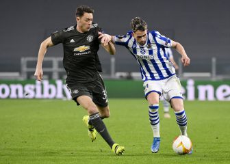 Carlos Fernández intenta llegar a Old Trafford