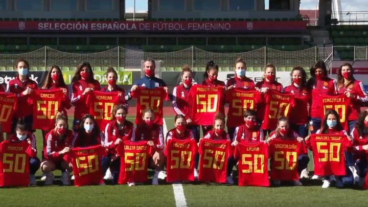 El bonito homenaje de la Selección a las pioneras del fútbol español