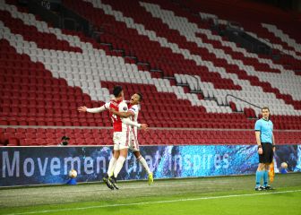 El Ajax sella el pase en casa
