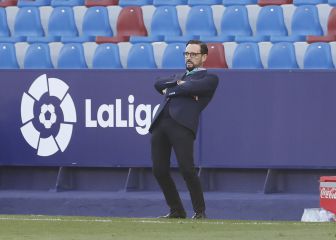 Con el colmillo afilado