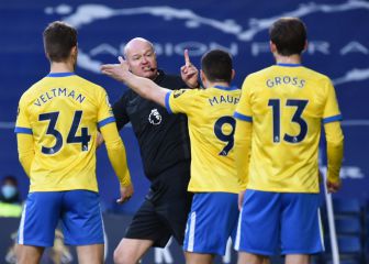 Lío total en la Premier: antes de que el balón entre pita, anula el gol, lo da y lo vuelve a anular