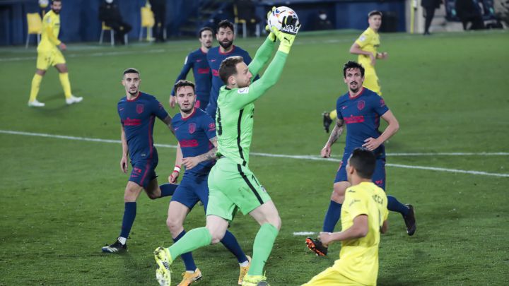 Jan Oblak atrapa un centro lateral en el partido contra el Villarreal.