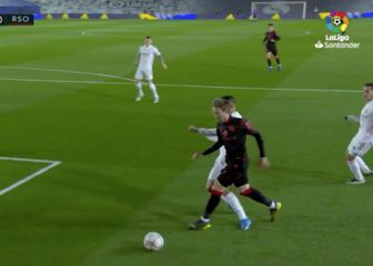 Posible penalti de Casemiro a Monreal en la primera mitad