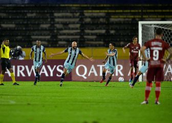 Católica golea para avanzar