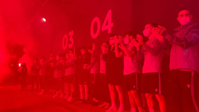 La plantilla disfruta de los cánticos de la afición, incluso los lesionados.