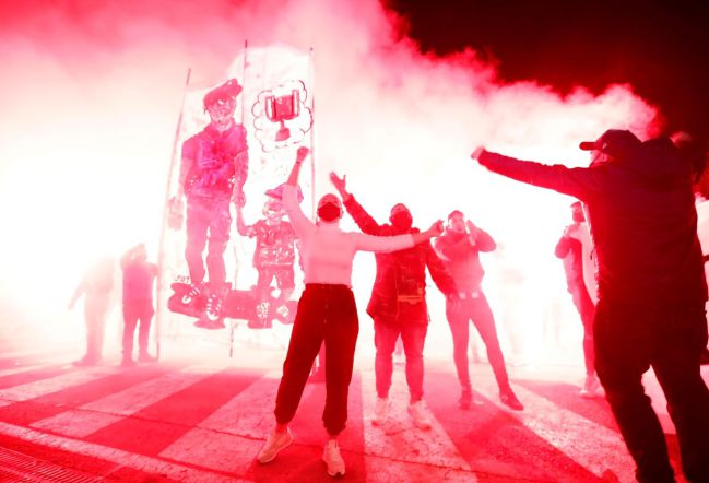 La afición alentando al equipo en el parking del Ciutat. Infierno granota.