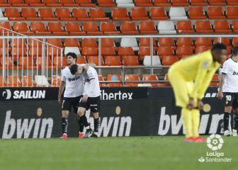 El Valencia rescata una victoria que sabe a oro y aleja al Villarreal de Europa