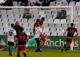 El Racing sobrevive a un baño y pierde cuando mejor estaba