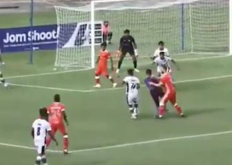 Surrealista total: empuja al árbitro contra el rival y el colegiado le acaba pidiendo perdón...