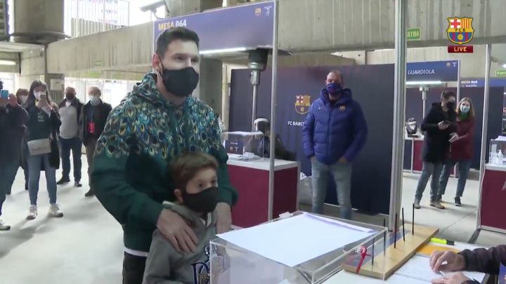 El momento más esperado: Messi vota junto a su hijo y le dedican un cántico cariñoso
