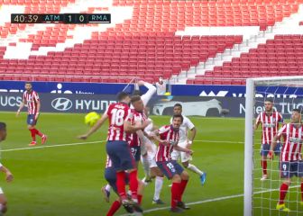 El madridismo clama indignado: así fue la mano en el derbi que no se pitó y comparan con la de Militao