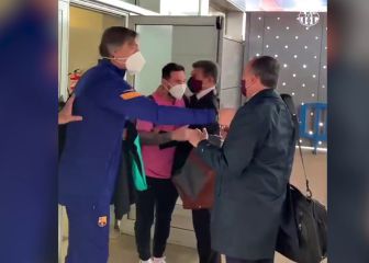 Laporta se va con el equipo a París y Twitter sólo se fija en su agarrón a Messi del cuello