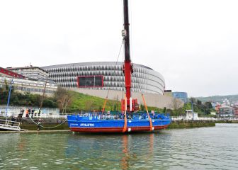 La Gabarra vuelve al agua en Bilbao 37 años después