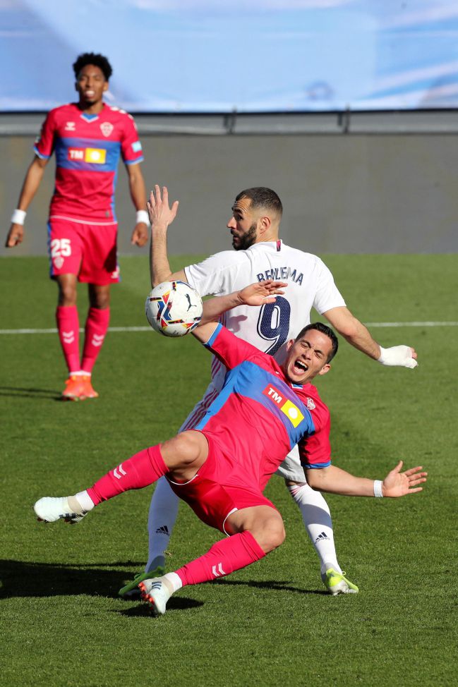 Benzema disputa un balón con Marcone.