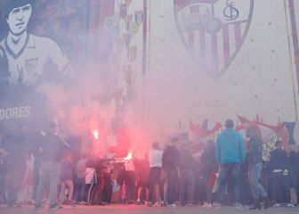 Bengalas, banderas y cánticos para animar el derbi sevillano