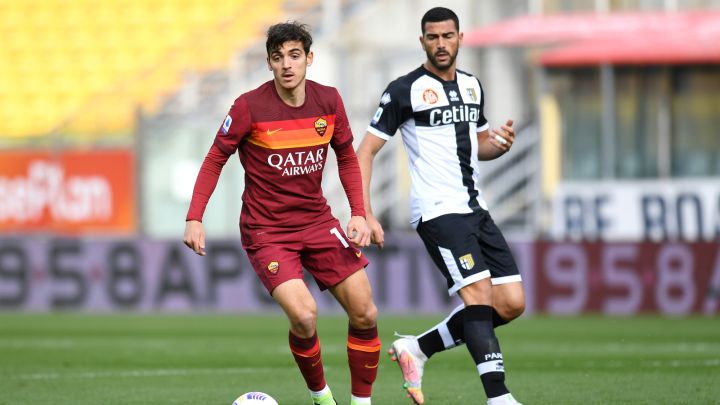 PARMA, ITALY - MARCH 14: Gonzalo Villar of Roma on the ball during the Serie A match between Parma Calcio  and AS Roma at Stadio Ennio Tardini on March 14, 2021 in Parma, Italy. Sporting stadiums around Italy remain under strict restrictions due to the Coronavirus Pandemic as Government social distancing laws prohibit fans inside venues resulting in games being played behind closed doors. (Photo by Alessandro Sabattini/Getty Images)
