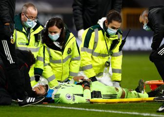 Susto en la Premier: Rui Patricio, retirado en camilla y con oxígeno