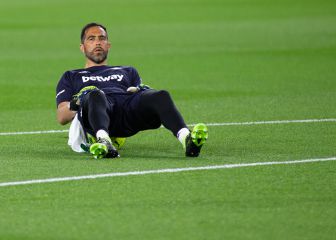 Claudio Bravo espera su turno
en el once dos meses después