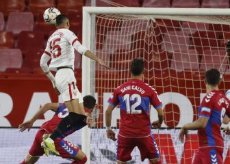 El Sevilla se impone al Elche y presiona al Real Madrid