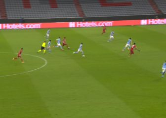 Media Europa detrás de él y llega Alaba y frota la lámpara delante de todos