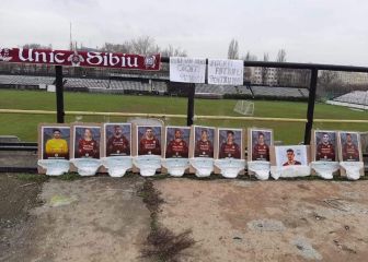 Los seguidores del Rapid de Bucarest: reproche a los futbolistas con pañales