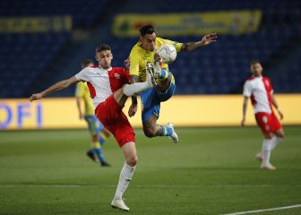 El Girona gana en Las Palmas y roza el playoff