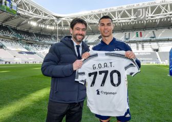 Juventus present Cristiano Ronaldo with G.O.A.T. shirt