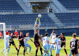 El Tenerife frena al Málaga con un protestado gol de Folch