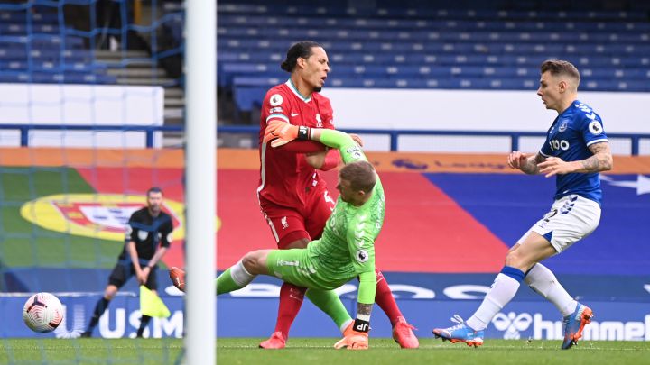 Van Dijk lleva a De Boer y Klopp a la guerra