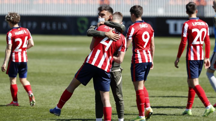 Los futbolistas del Atlético B, abatidos tras el 1-1 con el Navalcarnero.