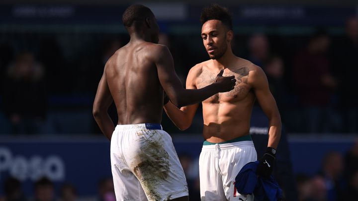 Intercambiar la camiseta viene con multa en la Premier