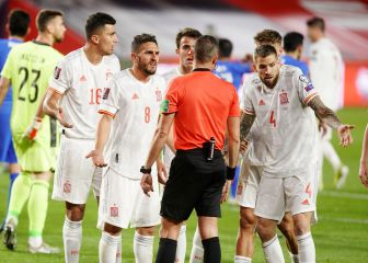 España tropieza en su estreno contra el muro griego