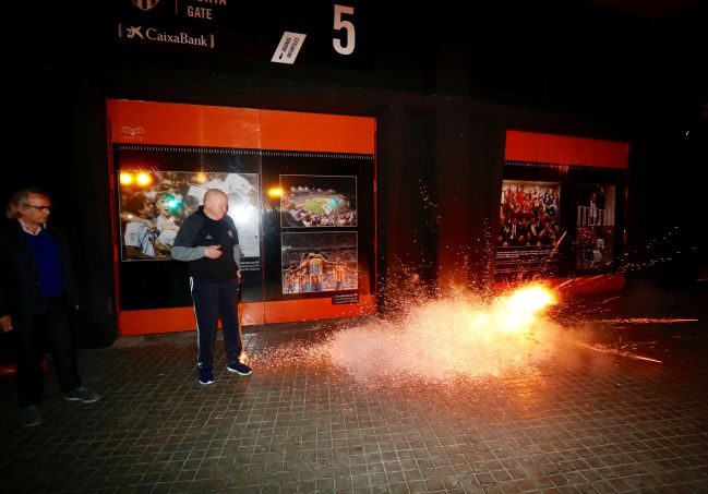 Forment encendiendo la traca en homenaje a su gol en la puerta de Mestalla el 28 de marzo de 2019.