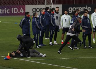 El surrealista entrenamiento de España: espontáneos, apagón...