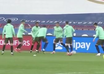 Cristiano y João Félix pelotean en el rondo de Portugal