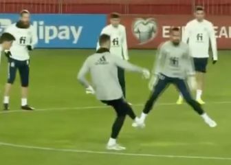 Tenía 20 pases para elegir e hizo esto: el melonazo de Unai Simón que desató las risas del rondo