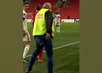 Inicia el partido y se lleva el protagonismo: el 'trágame tierra' de este recogepelotas