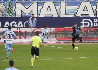 El Almería aprovecha terribles errores del Málaga para seguir volando