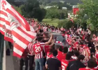 Cientos de fans del Athletic despidieron al equipo rumbo a la final de la Copa del Rey