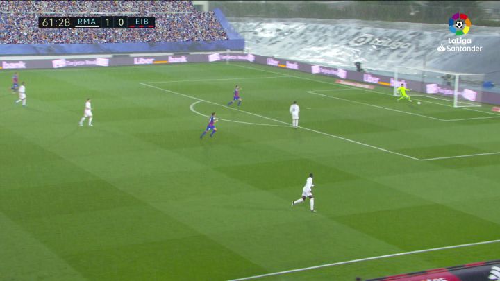 Courtois y el gol tonto que casi encaja en el Real Madrid-Eibar